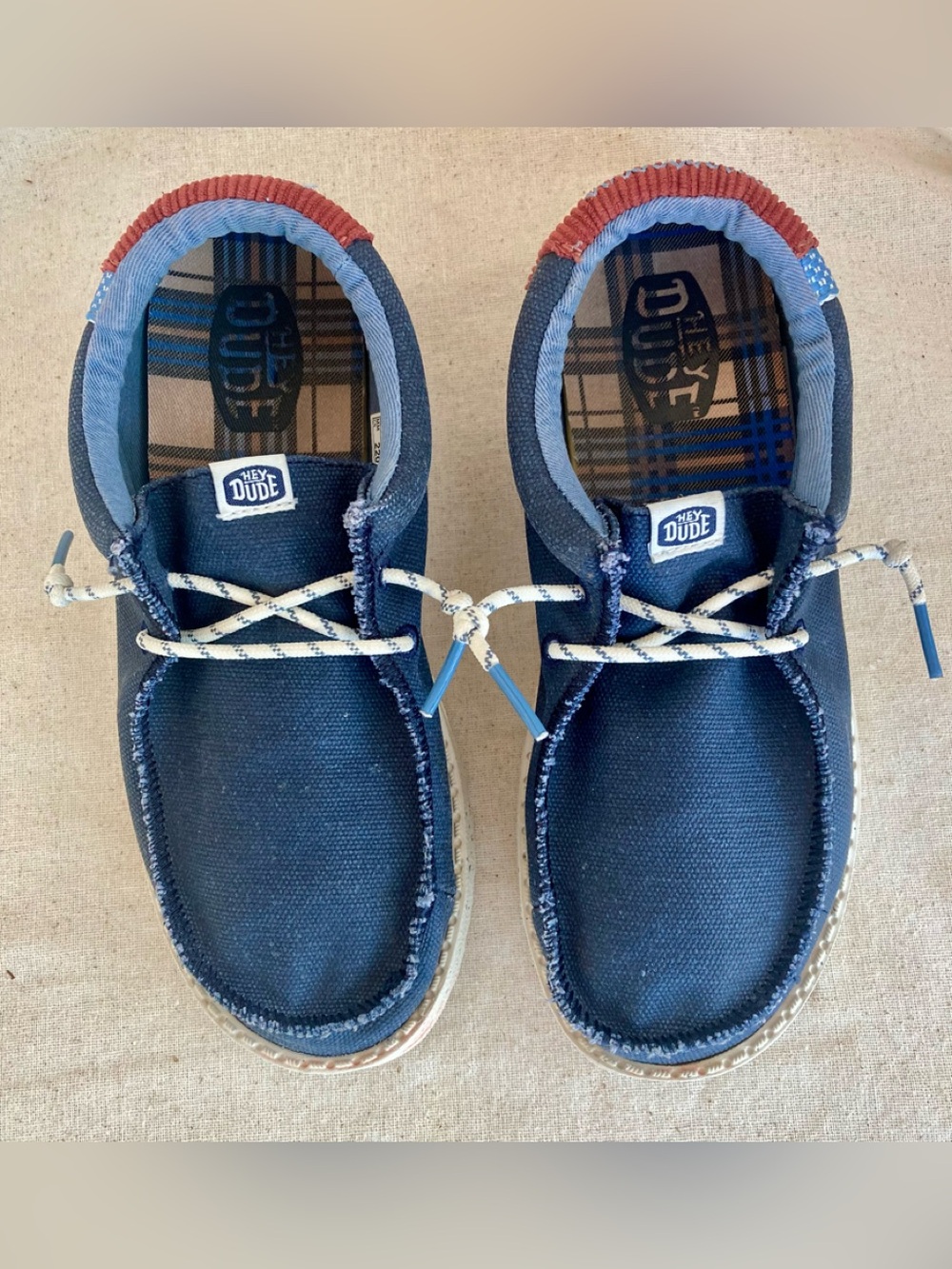 Hey Dude Wally Slippers, Big Kid size J4